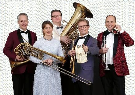 dirigent, solist, dansare eller extramusiker. Det totala antalet konserter under året var 28 (24).