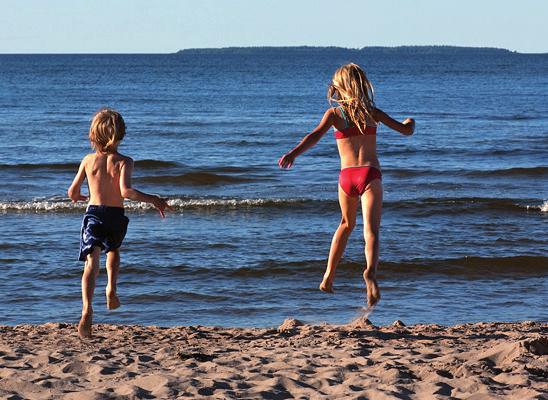 HITTA UT TILL NATUREN MITTUPPS Runt om i länet finns mängder av fina naturområden, grillplatser, badplatser, stigar och smultronställen att upptäcka.