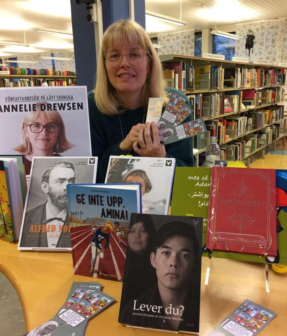 SVA GRUND PÅ FÖRFATTARBESÖK Den 6 november besökte författaren Annelie Drewsen Köpings stadsbibliotek för att presentera sina böcker och berätta om sitt skrivande.