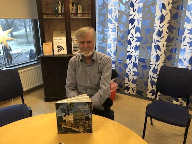 BOKFRUKOST PÅ BIBLIOTEKET Fredagen den 7 december 2018 var det bokfrukost på Köpings stadsbibliotek. Inbjuden gäst var Henry Segerström som är redaktör av boken Morske man.