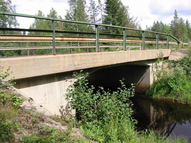 Kollektivtrafik Längs vägen finns tre busslinjer. Linje 21, Skellefteå-Botsmark-Buberget, avgår fem gånger per dag, tur och retur. Under lördag och söndag avgår den tre respektive fyra turer per dag.