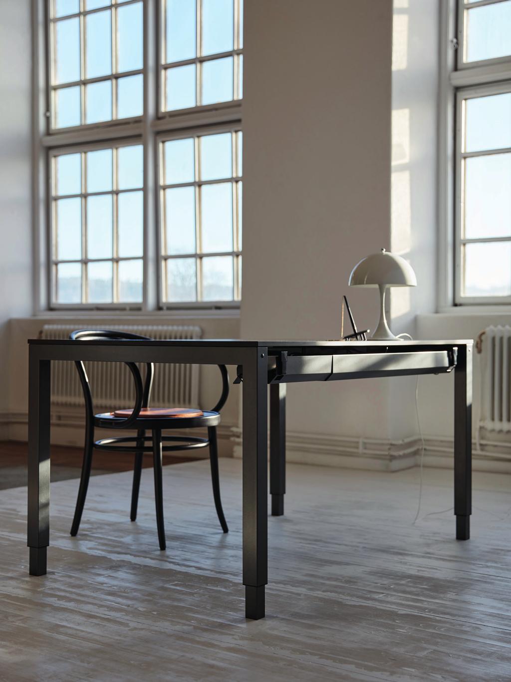 KONTOR 4-BEN TETRA WORKTABLE W4 Elektriskt stå- och sittstativ för smidig höjdreglering och ergonomisk arbetsmiljö.