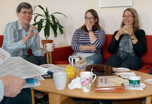 Lotta Lundell Fika och skratt är en viktig ingrediens i a-gruppen. Här berättar Elisabeth Lindqvist något roligt för Anneli Folkesson och Lotta Lundell. Foto: Marianne Ahrne.
