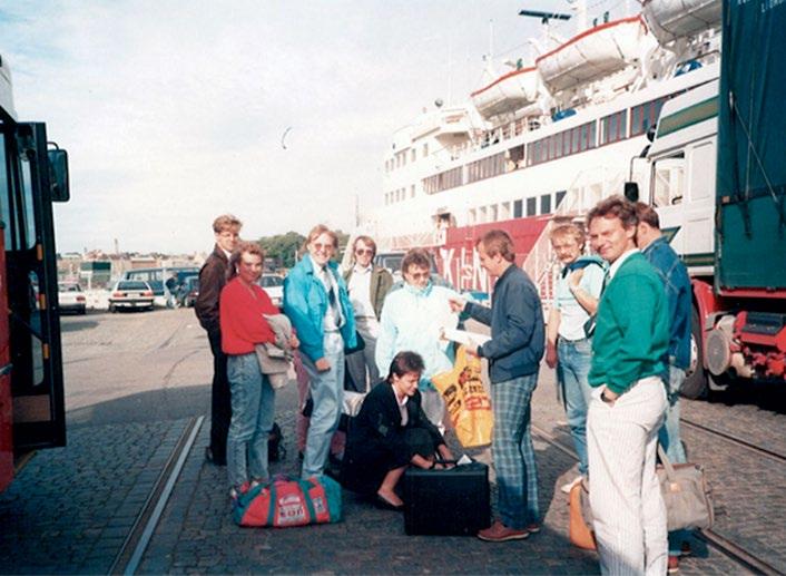 Datorteknik På väg på en kick-off i början av 1980-talet. Jan Persson, okänd, Mats Björkman, Anders Andersson, Monica Wallenquist, okänd, Hans Flack, Mats Daniels, Per Gunningberg och Fredrik Orava.