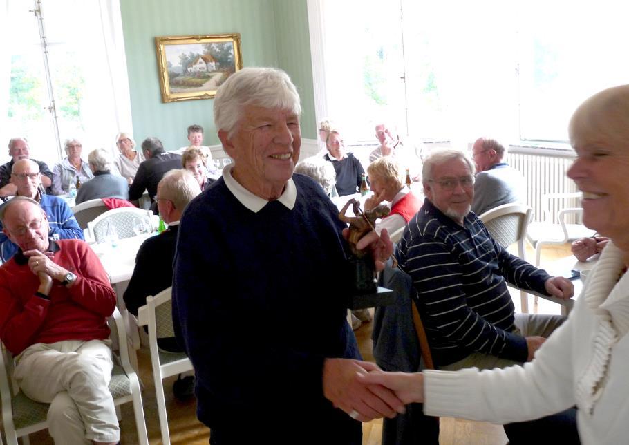 Dagen avslutades med att Thord utdelade en uppskattad blomsteruppsättning