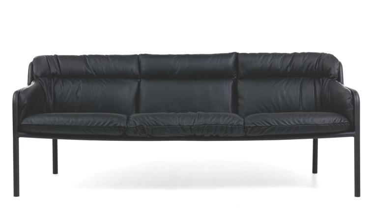 Både ryggstöd och sits är mjukt vadderade som tillsammans med det ergonomiskt utformade sittskalet ger en maximal sittkomfort.