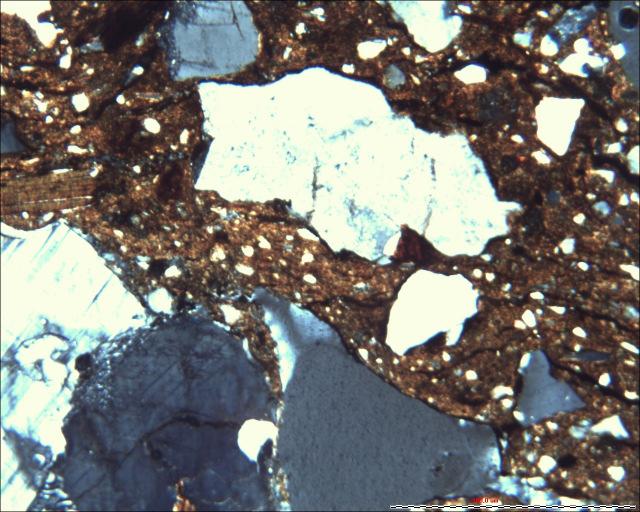 Glimmerhalten är normal och en mindre andel kalk har identifierats i godset. Man kan därmed konstatera att kärlen från Tanum 1840 framställts av olika råmaterial.