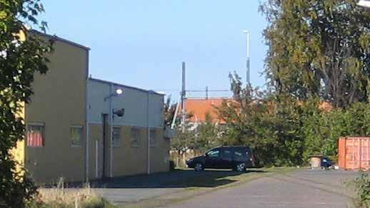 Lokalerna, från 1986, består av en huvudbyggnad i främst grått och vitt men med inslag av gult och grönt.