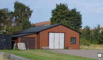 Det ligger en privatägd lagerlokal (N) inom fastigheten Garvaren 12 som för tillfället hyrs av Anamma foods. Det är en rödmålad plåtbyggnad med svart sadeltak, byggd 1988.