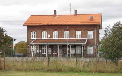 Stationsbyggnaden (S) används inte längre som ett resecentrum.