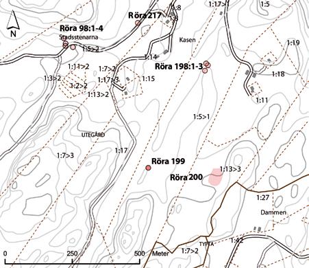 En flatmarksgrav på Orust 7 Figur 3. Översikt över undersökningsområdet med närliggande fornlämningar markerade. skala 1:10 000. Godkänd ur sekretessynpunkt för spridning. Lantmäteriverket 2007-08-06.