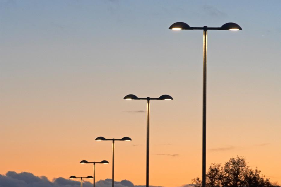 Belysning Höjd på ljuskälla och typ av armatur är viktigt för att förmedla den typ av miljö som man vill skapa. De signalerar skalan för trafikanter och därmed hastigheten.
