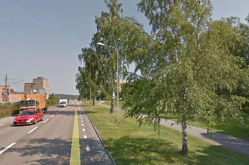 Problematiken kring driften av yta närmst staket föreslås lösas genom att gräva upp fukthållande massor och ersätta med tjockt lager makadam på ogräshämmande duk.