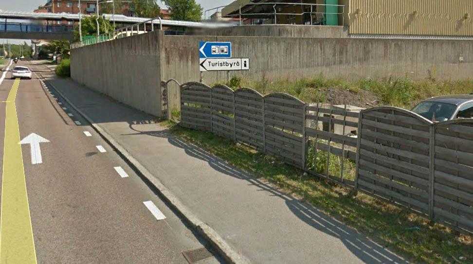 Längdmätning 5/490-5/550 Gatan flankeras av en trädallé. På sträckans västra sida ersätts befintligt plank med lika dito som för övriga genomfarten, dock i grå kulör.
