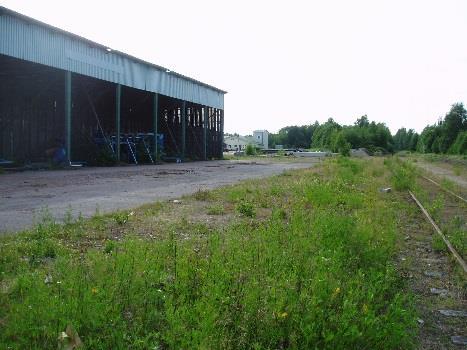 Dala-Järna Kommun Vansbro Närmaste större väg R71 Lastkaj sidokaj 45x10x1,2 m Övrigt Ingen Kontaktledning Markyta Närliggande anläggning Zon 1 (10 km): st Spår på platsen Skick Lagringsyta Ett spår