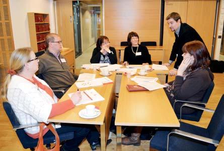 Februari Mottagningen av kunderna som övergår till servicecentralen 2015 fortsatte med utbildningar för kontaktpersonerna och två informationsmöten. Servicecentralens anställda presenterade bl.a. tjänsterna och systemen för kunderna.