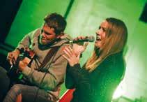 Fredag 7 oktober 19.00 Onsdag 19 oktober 18.00 Zandra & Emil Ernebro succéduon firar 10-årsjubileum I rätta händer kan en gitarr låta som en miniorkester.