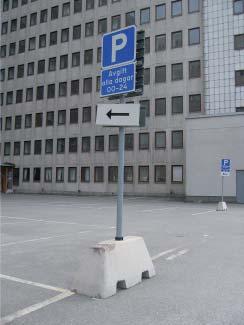 När solen äntligen når bänken, en kort stunds vila för trö a ben på promenad eller i väntan på någon.