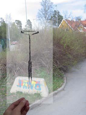 I den här busken sjuder det av liv, mycket fåglar av ljudet a döma. Dock syns de inte, till i-väntan-på-bussen resenärernas stora förtret.