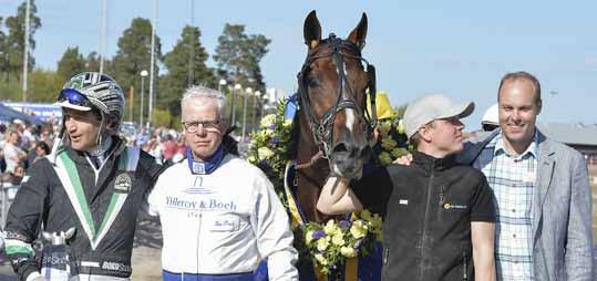 Fjolårsvinnaren Truculent med kusken Johhny Takter, skötaren Sebastian M Nilsson, Jim Frick och Mathias Gustafsson. Foto: KANAL 75 H.