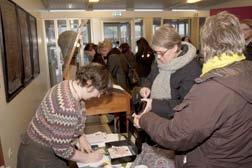 viðburðir 2011 Margir kræktu sér í bækur á góðu verði í febrúar. Á handritasýningunni má spreyta sig við skriftir. Háskólakennarar í íslensku erlendis á lektorafundi.