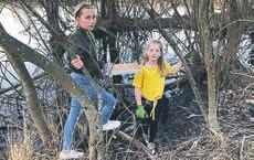 Isabelle och Vendela letade i över två FOTO: PRIVAT/MOSTPHOTOS timmar och frågade alla de mötte, Sköldpadda vilse vid Råstasjön En liten sköldpadda på drift har orsakat stor uppståndelse.