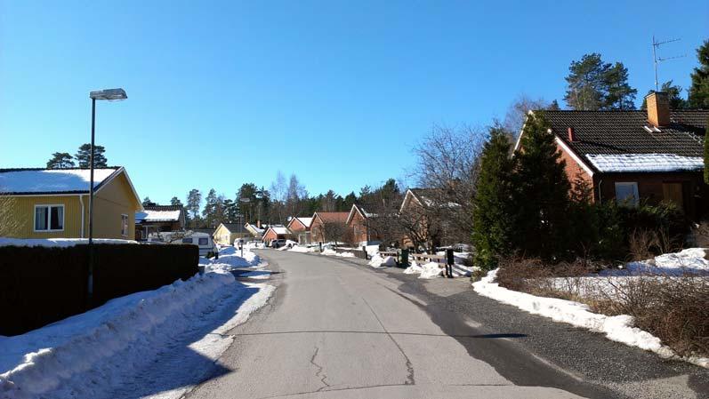 Eskilstuna kommun 15 (22) Bilden visar Anneviksvägen. Principsektion för en lokalgata i Hällbybrunn. Det inom de röda streckade linjerna tillhör vägområdet.