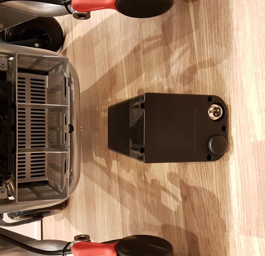LADDNING ANSLUT LADDAREN Din rullstol levereras med batteri som är laddat till ca 50-80 %.