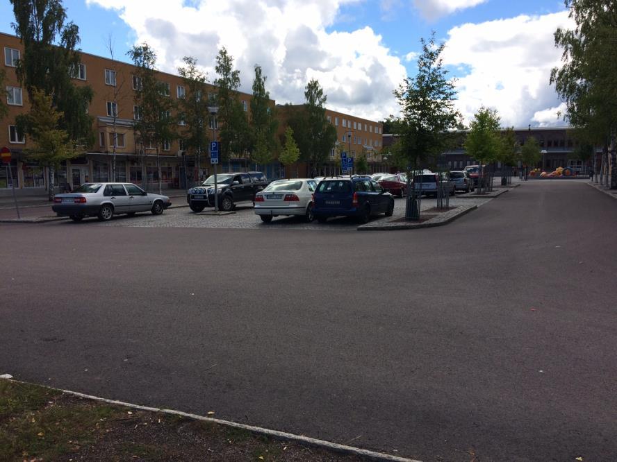 Parkering I anslutningen till planområdet, både på norra respektive södra sidan, finns totalt ca 160 allmänna parkeringsplatser.