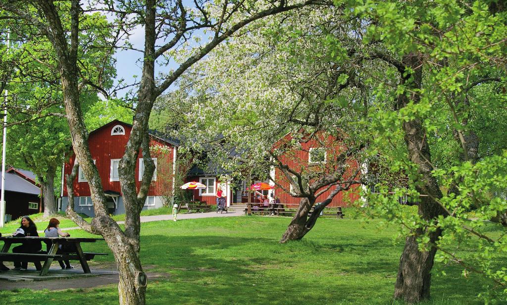 Lite historik Husby Konst & Hantverksförening har i år varit verksamma på Husby Gård i 15 år.