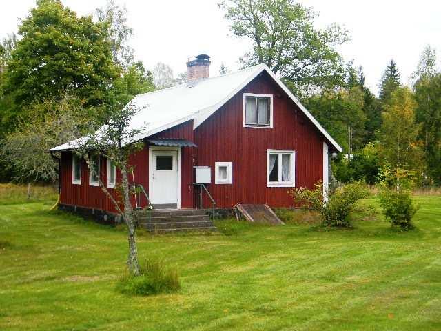 Högsby Skurebo 2:4 m.fl Bostadsbyggnad Grunduppgifter Bostadshus i 1,5 plan i trä på torpargrund med plåttak, Kopplade fönster och ved/elvärme.