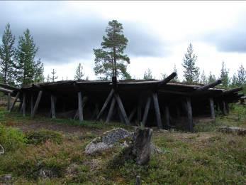 Miljön berättar om människors livsvillkor och arbete vid den tid då skogens resurser var grunden för överlevnad bland inlandets befolkning.