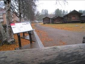 Lappstaden omges av ett timrat hägn. Lappstaden i Arvidsjaur är den enda samiska kyrkstad om är kvar i så välbevarat skick.