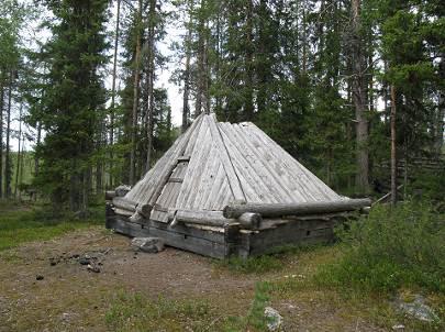 Nilasvallen Kommun Beskrivning Motiv för urval Skydd Tillgänglighet Arvidsjaur Vid Nilasvallen finns en timrad kåta med pyramidformat tak, en timrad hage och en njalla.
