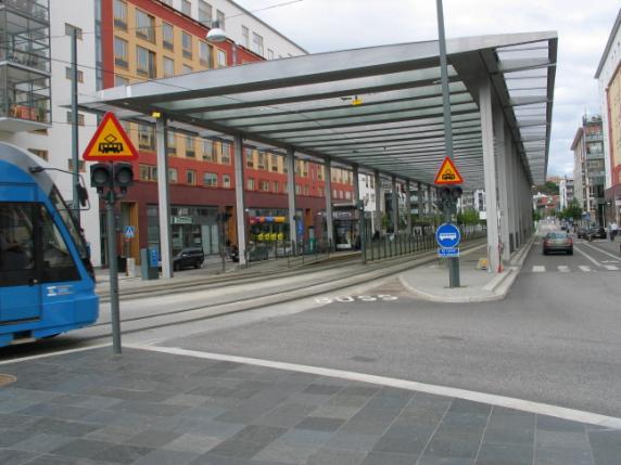 Figur 10 Varningsmärke för spårvägstrafik vilket kan kombineras med ljussignal i form av två gula blinkande lampor vilket