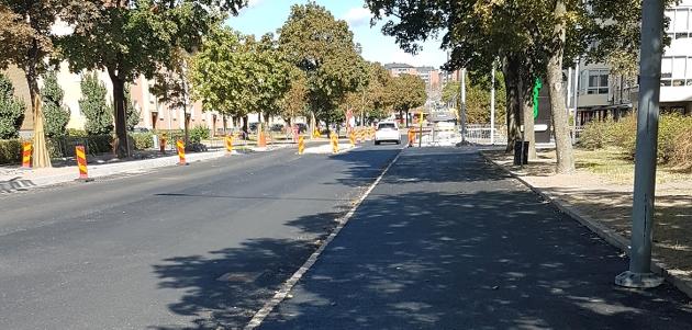Här pågår arbeten på den norra sidan av gatan där det kommer att bli en fin cykelväg. Vi gör även så kallade raingardens här, det vill säga fördröjningsmagasin för dagvatten.