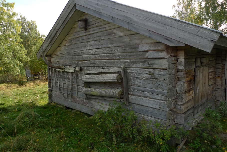 Övre bilden: Timmerbyggnad på Torp fäbod med