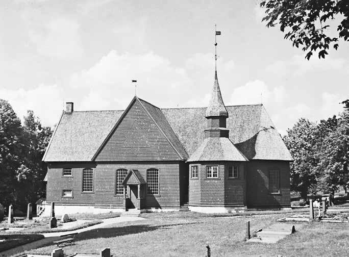 Fig. 65. Bottnaryds träkyrka. Exteriör samt planritning. Uppförd omkring 1666. Det åttkantiga gravkoret för ätten Ribbing till Svansö tillbyggdes cirka tio år senare. Foto Iwar Anderson 1944, ATA.