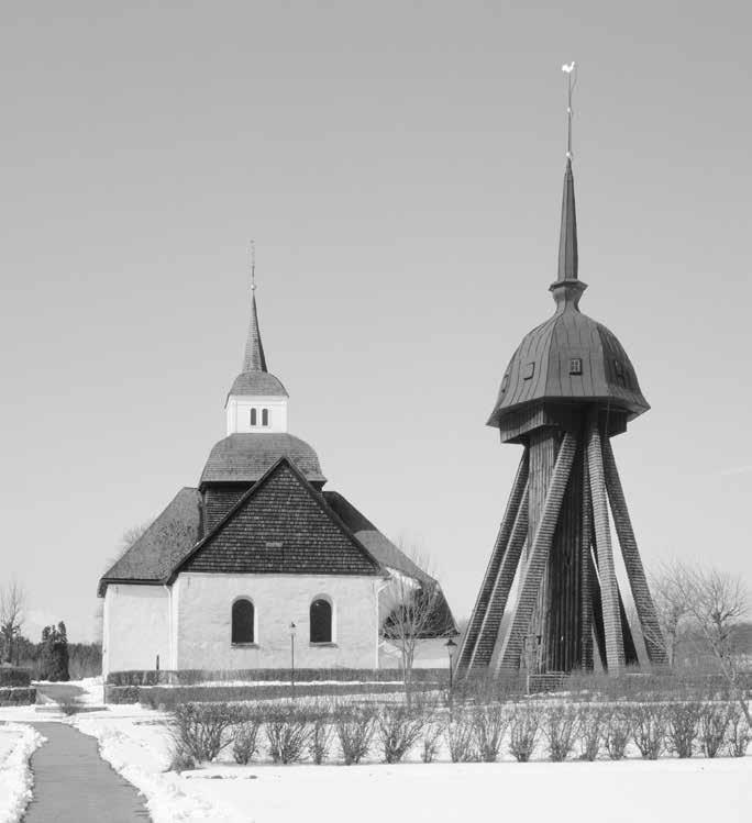 Fig. 71. Den korsformade stenkyrkan i Hakarp uppfördes 1694 och ersatte en medeltida träkyrka. Foto Sune Sun dahl, SvK:s arkiv, RAÄ. Jfr fig. 67.