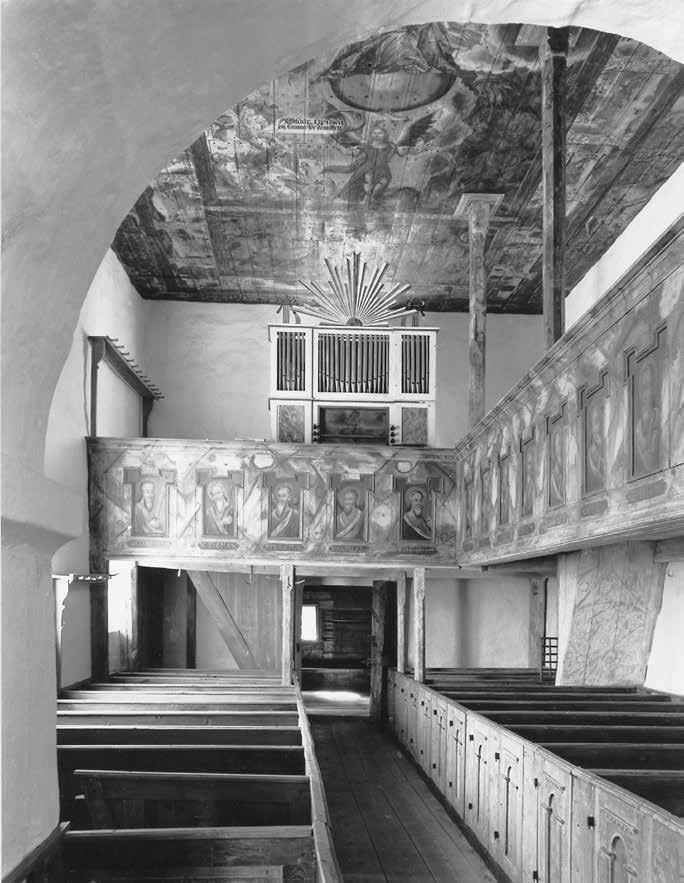Fig. 79. Interiör av Jäts gamla kyrka mot väster. Den medeltida kyrkan, som övergavs 1910, har liksom flertalet av de övriga ödekyrkorna kvar sin rika barockinredning och utsmyckning.