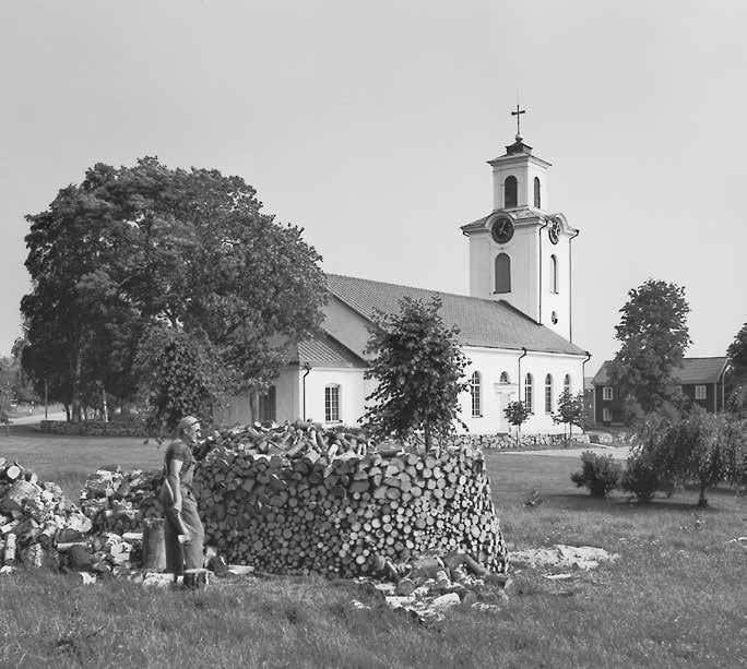 Fig. 83. Östra Torsås kyrka, uppförd 1847 49 efter ritningar av Jacob Wilhelm Gerss 1841. Foto Pär Rittsel 1980, SvK:s arkiv, RAÄ. och ritad av hovintendenten Jean Eric Rehn (fig.