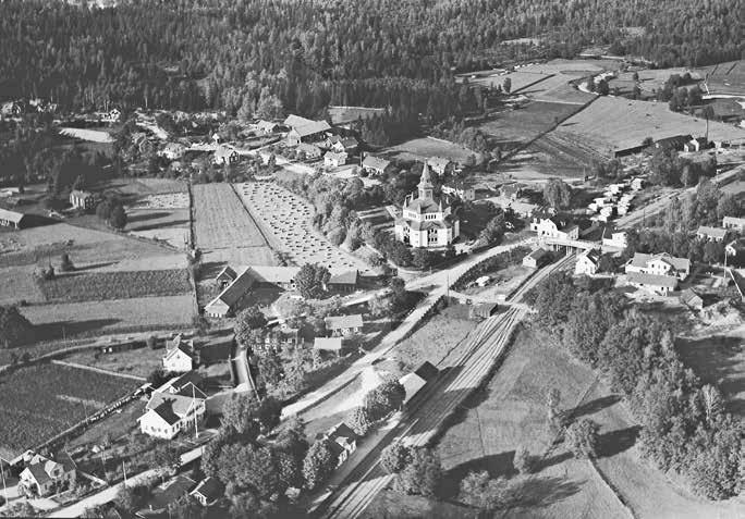 Fig. 96. Örsjö kyrka i Möre i äldre flygbild. Flera nya församlingar bildades i sydöstra Småland under 1800-talets senare del.