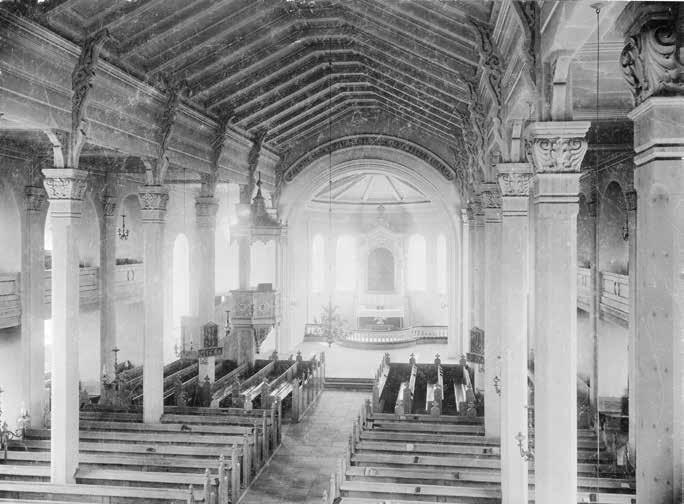 Fig. 101. Västra Eds kyrka i Tjust, interiör. Kyrkan byggdes 1863 på bruksorten, där en otillräcklig medeltida stenkyrka togs ur bruk och omskapades till en romantisk ruin.