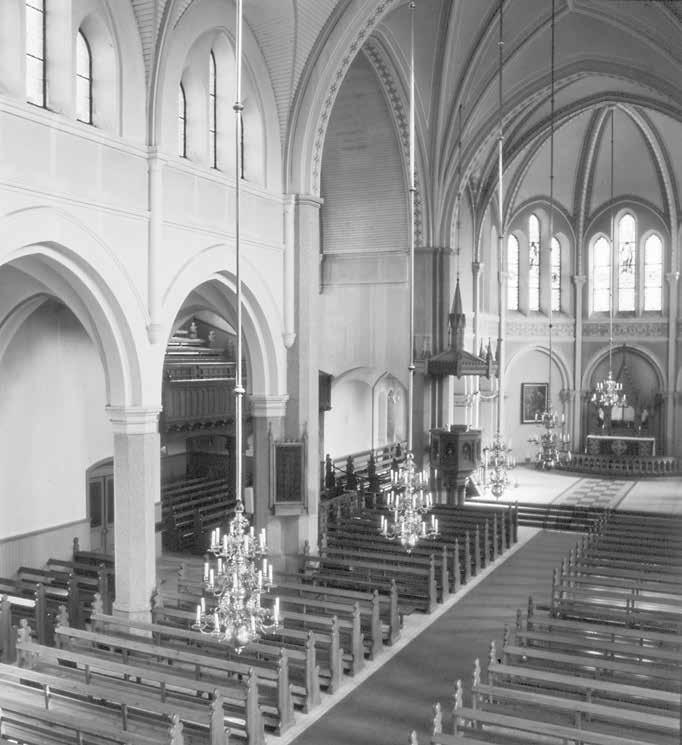 Fig. 102. S:t Petri kyrka i Västervik, interiör. Den stora treskeppiga och nygotiska kyrkan byggdes 1903 05 och är ritad av arkitekten Adolf Emil Melander.