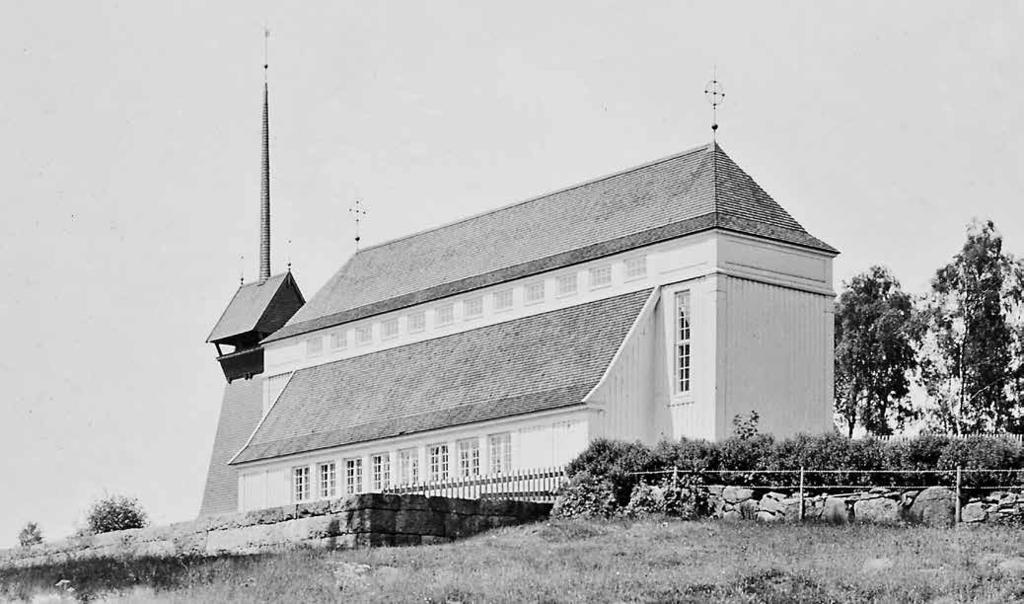 (fig. 104), byggd efter att en äldre kyrka brunnit 1907.