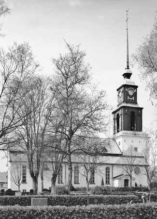 klassicism influerat exteriörerna, men kyrkorummen har fortfarande en medeltida prägel.