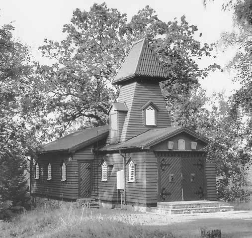 att kyrkorummet bara upptar mittskeppet i den basilika som kyrkans exteriör gestaltar medan sidoskeppen utgörs av små kapell, ursprungligen bisättningsrum, som endast är tillgängliga utifrån.