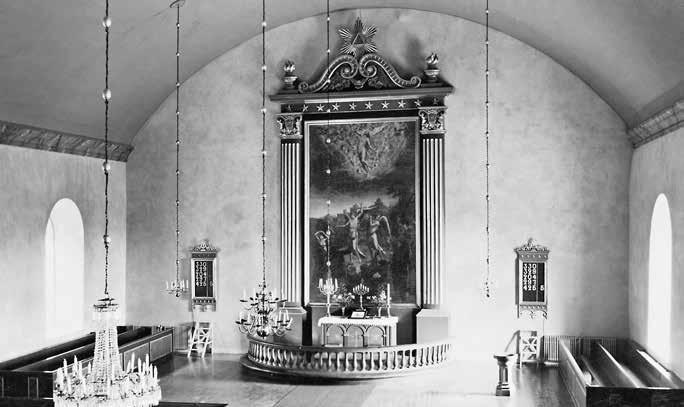 Fig. 110. Algutsboda kyrka, interiör mot koret 1934. Kyrkan som byggdes 1766 67 fick sin stora altartavla 1814, målad av Pehr Hörberg.