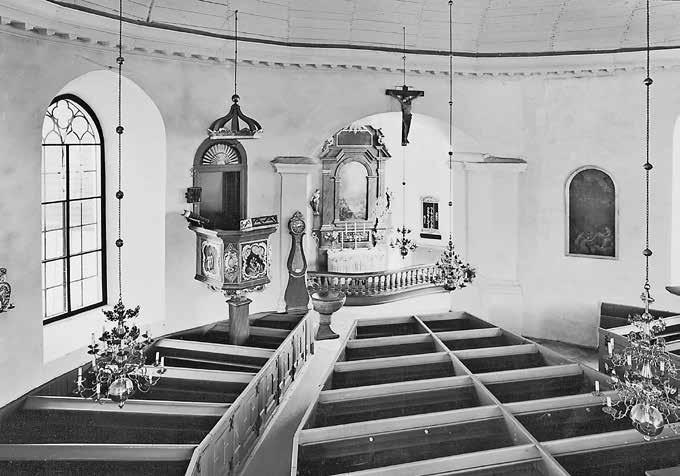 Fig. 112. Hagby rundkyrka, interiör mot koret efter Martin Olssons restaurering 1922 23. I koret skymtar altaruppsatsen från 1760-talet med altartavla av Nils Asplund, utförd vid restaureringen.