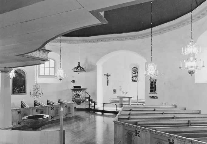 Fig. 113. Hagby rundkyrka efter Rolf Berghs restaurering 1964 68. Korets inredning är reducerad till ett minimum.
